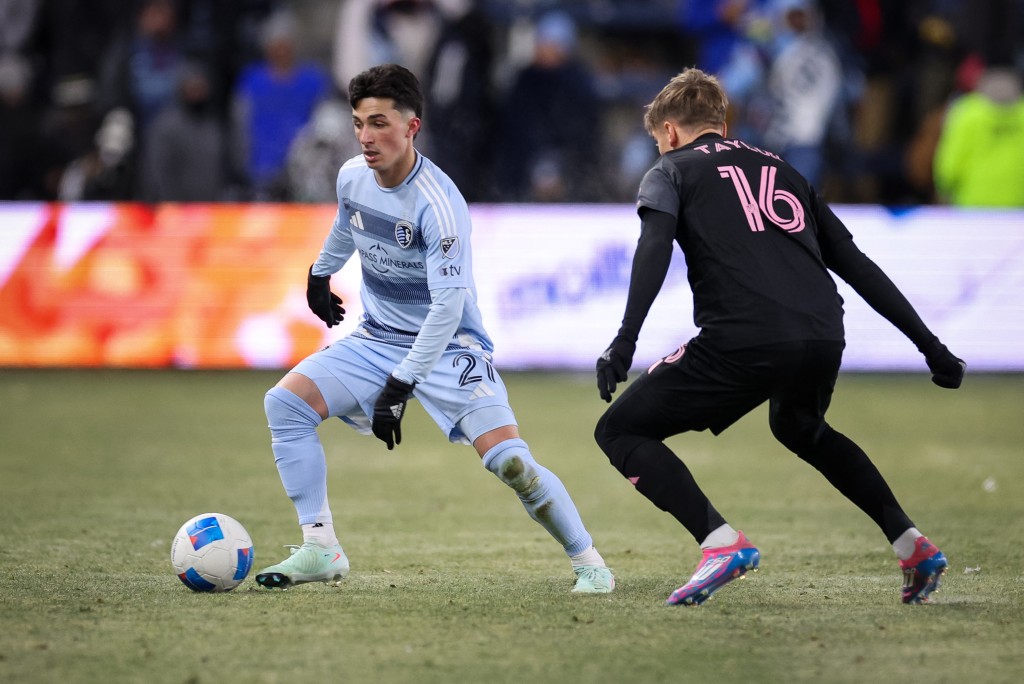 开局平推！佩雷拉1分20秒TKO安卡拉耶夫，重夺轻重量级世界冠军